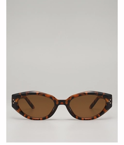Détail de lunettes de soleil œil-de-chat vintage avec monture léopard et rivets métalliques