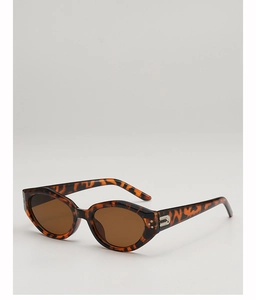 Détail de lunettes de soleil œil-de-chat écaille avec charnière métallique en U argent