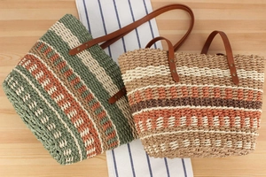 Vue de dessus de sacs bandoulière tressés à rayures avec anses en cuir