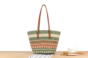 Détail de ce sac cabas tissé fait main avec rayures tricolores et anses en cuir