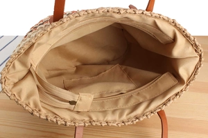 Détail du sac tissé montrant la doublure en tissu, la poche zippée et la fermeture