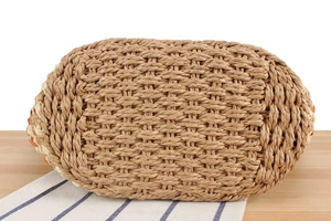 Détail de la texture tressée sur le fond d'un sac en paille naturelle fait à la main