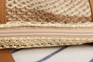 Gros plan détaillé de la fermeture éclair en nylon et de la texture tissée du sac