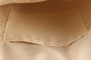 Détail intérieur du sac en toile avec coutures soignées et poche plate interne