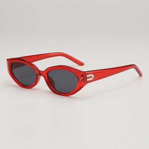Lunettes de soleil œil-de-chat rouges transparentes avec verres foncés et métal argenté