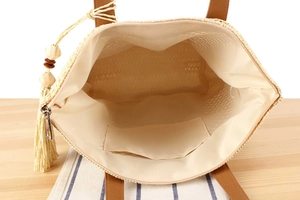 Vue intérieure du sac cabas en paille montrant la doublure et la fermeture éclair