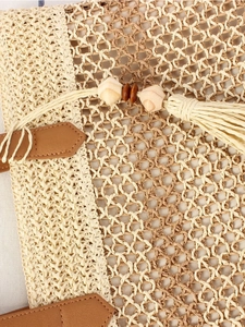 Sac fourre-tout tissé minimaliste avec franges en paille et perles en bois de style bohème