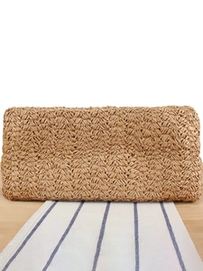 Sac fourre-tout minimaliste en paille tissée pour femme sur fond bois rustique