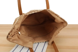 Detailaufnahme der Strohtasche mit Stofffutter und praktischer Reißverschlusstasche