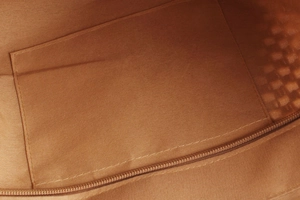 Detailansicht des Innenfutters der Web-Tasche mit Reißverschlussfach und Steckfach