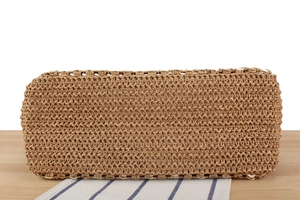 Detailaufnahme des natürlichen Bastgewebes und der Textur einer handgemachten Strandtasche