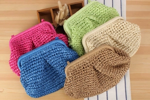 Dettaglio di pochette intrecciate a mano in vari colori vivaci per vacanze al mare