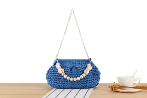Borsa a mano blu all'uncinetto con catena dorata e perline di marmo decorative