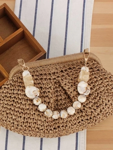 Borsa intrecciata in colori vivaci con manico decorativo in perle acriliche marmorizzate