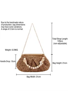 Borsa a spalla intrecciata marrone con catena e manico con perle di marmo su sfondo bianco