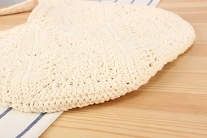 Dettaglio macro della trama all'uncinetto beige tessuta a mano per una borsa di cotone