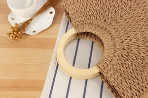 Detail der Papierschnur-Webstruktur und der runden Holzgriffe dieser Strandhandtasche