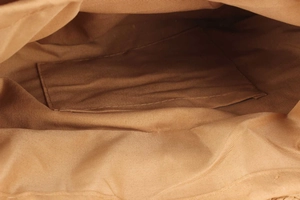 Detailaufnahme des Tascheninneren mit Stoff-Einsteckfach und sauberen Nähten am Futter