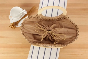 Detailansicht der gewebten Tasche mit Holzgriffen und braunem Kordelzug-Innenfutter