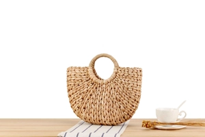 Détail d'un sac à main tissé main en paille de maïs avec une poignée ronde