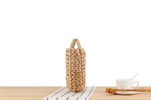 Détail du sac cabas en paille de maïs tressé à la main avec doubles poignées