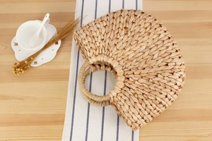 Gros plan détaillé de la texture en écorce de maïs tissée d'un sac à main fait main
