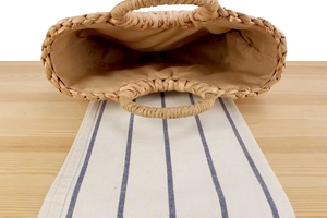 Vue détaillée du sac en paille de maïs avec anses rondes et doublure en tissu doux