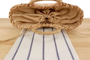 Vue détaillée du tissage naturel en écorce de maïs et doublure à cordon kaki