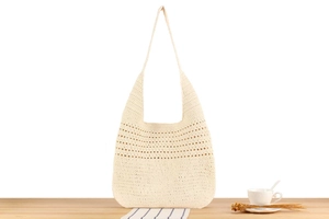 Gros plan détaillé du sac cabas en crochet crème avec maille évidée et coton naturel doux