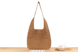 Détail du motif en maille ajourée tissée main et texture d'un sac porté épaule en coton kaki