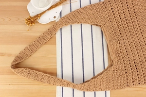 Vue détaillée de dessus d'un sac cabas au crochet avec texture tissée et doublure