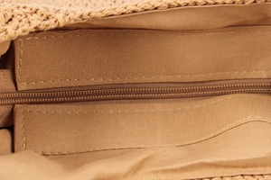 Détail de la fermeture à glissière de qualité et de la doublure intérieure du sac tissé