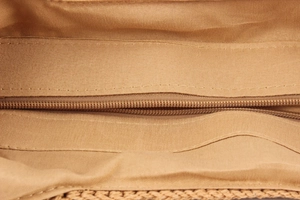 Détail du sac tressé kaki montrant la doublure haute densité et la fermeture éclair