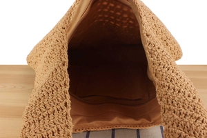 Détail de l'intérieur spacieux du sac tissé avec doublure en tissu et poche intérieure