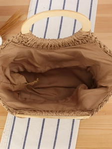Handgewebte Strohtasche mit halbrundem Holzgriff und praktischem Kordelzug-Innenfutter