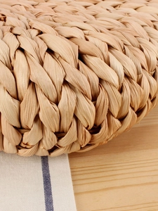 Sac panier en paille de maïs tressé à la main avec texture détaillée pour les vacances