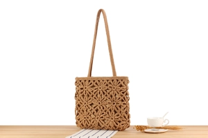 Détail du sac à main en corde de coton tressé avec motifs floraux et doublure intérieure