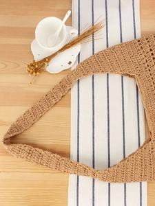 Sac fourre-tout en paille crocheté à la main couleur naturelle sur fond style plage