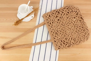 Détail du sac fourre-tout en corde de coton avec des motifs de fleurs ajourées