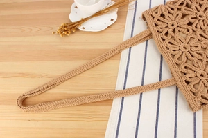 Vue détaillée du sac à bandoulière en crochet fait main avec motifs floraux ajourés kaki