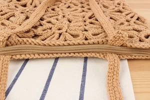 Gros plan du sac en coton tissé à la main avec motifs floraux et détails de fermeture