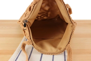 Détail intérieur du sac tissé avec doublure, poche plaquée et fermeture éclair