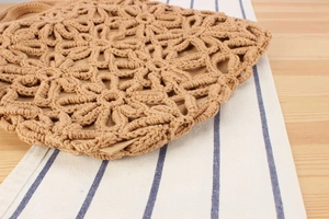 Détail du motif floral au crochet en corde de coton marron avec doublure en tissu