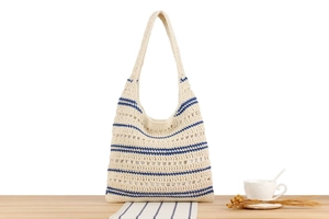 Détail du sac cabas au crochet blanc cassé avec rayures bleues et maille ajourée