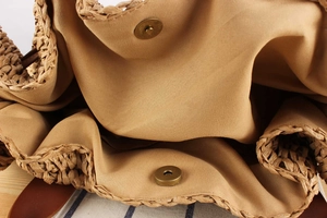 Detailansicht der Strohtasche mit Magnetverschluss aus Bronze und Stofffutter