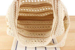 Vue détaillée de l'intérieur du sac cabas en coton tressé avec texture en maille