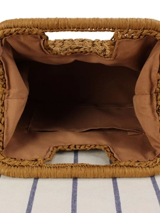 Vista interna della borsa a tracolla in paglia intrecciata con fodera marrone e tasca