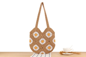 Nahaufnahme der handgewebten Baumwolltasche mit weißen und gelben Gänseblümchen-Stickereien