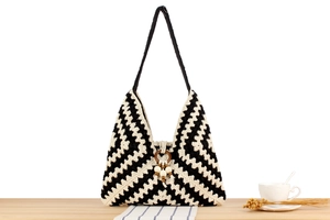 Sac à bandoulière au crochet noir et blanc fait main avec décor de anneau en bois pour femme.