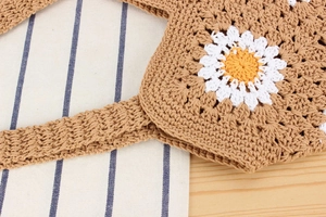 Detailansicht der handgewebten Baumwolltasche mit weißen 3D-Gänseblümchen-Blumenmustern